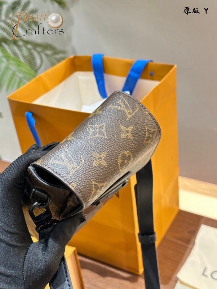 ⁦Louis Vuitton S-LOCK Phone Shoulder Bag Handbag⁩ - الصورة ⁦7⁩