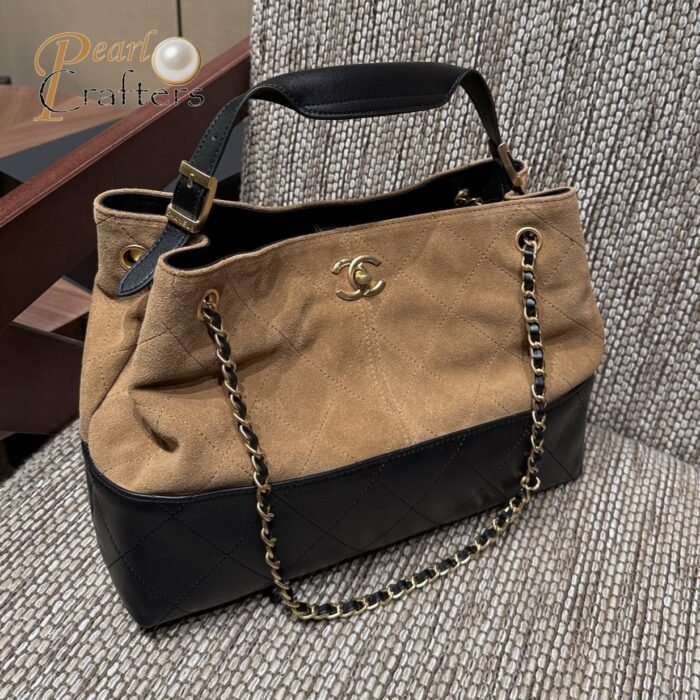 ⁦CHANEL - 25A Black Beige Suede Calfskin  Tote Bag(10a mirror version)⁩ - الصورة ⁦2⁩