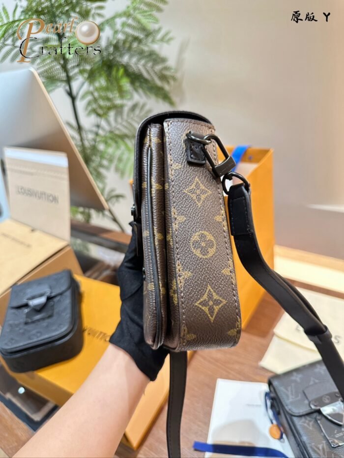 ⁦Louis Vuitton S-LOCK Phone Shoulder Bag Handbag⁩ - الصورة ⁦2⁩