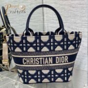 ⁦DIOR Gradient Butterflies Embroidered Handbag⁩ - الصورة ⁦4⁩