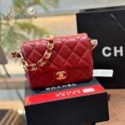 ⁦Chanel Classic handbag with chain strap in Square⁩ - الصورة ⁦5⁩