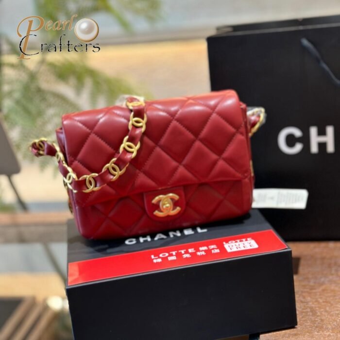 ⁦Chanel Classic handbag with chain strap in Square⁩ - الصورة ⁦5⁩