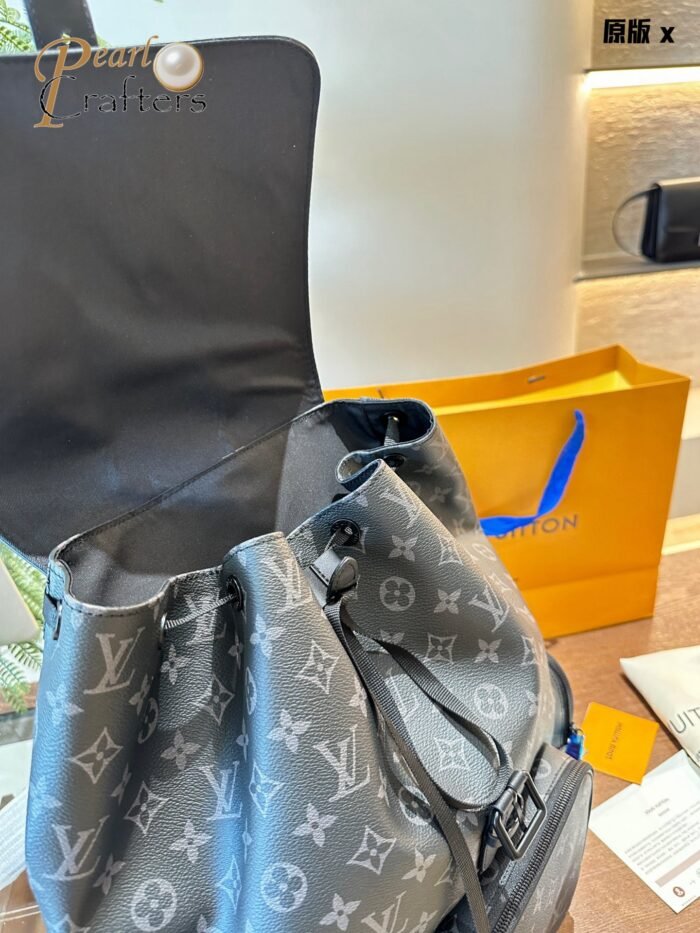 ⁦Louis Vuitton TRIO Backpack Bag Handbag⁩ - الصورة ⁦8⁩