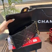 ⁦Chanel Classic handbag with chain strap in Square⁩ - الصورة ⁦8⁩