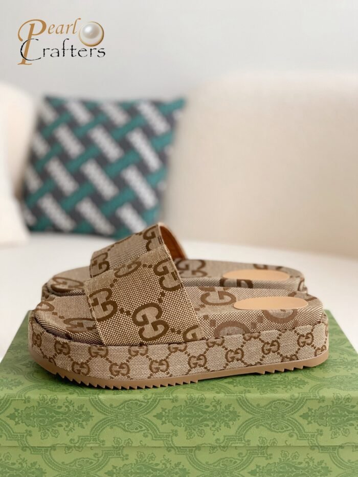 Gucci Ladies Slippers Sandals - Image 2