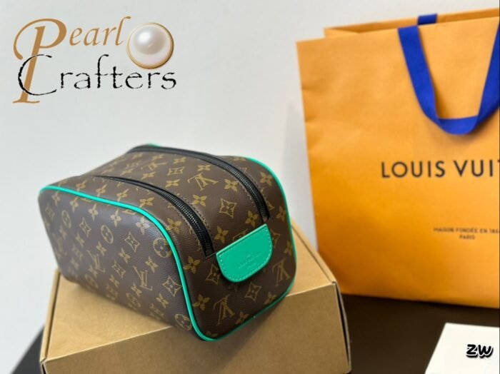⁦Louis Vuitton Cosmetics Toiletry Shoulder Bag Handbag⁩ - الصورة ⁦4⁩
