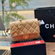 ⁦Chanel Classic handbag with chain strap in Square⁩ - الصورة ⁦7⁩