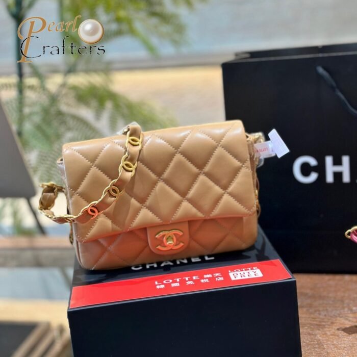 ⁦Chanel Classic handbag with chain strap in Square⁩ - الصورة ⁦7⁩