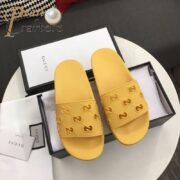 ⁦Gucci Womns GG Slide Rubber Sandals 573922⁩ - الصورة ⁦8⁩