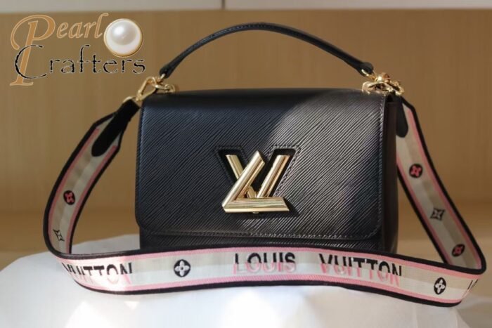 ⁦Louis Vuitton LV Twist Shoulder Crossbody Handbag⁩ - الصورة ⁦2⁩