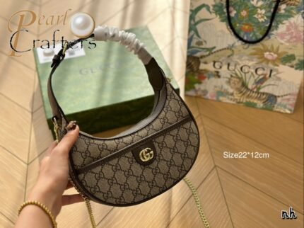 Gucci Chain Crescent Bag Underarm Bag