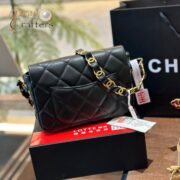 ⁦Chanel Classic handbag with chain strap in Square⁩ - الصورة ⁦2⁩
