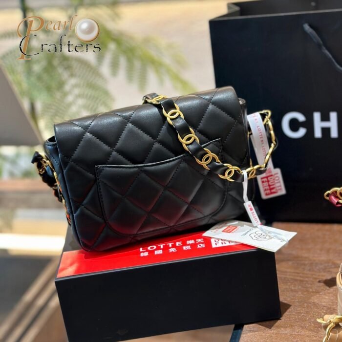 ⁦Chanel Classic handbag with chain strap in Square⁩ - الصورة ⁦2⁩