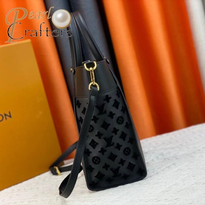 ⁦Louis Vuitton LV On My Side MM Black Leather Shoulder Bag Handbag⁩ - الصورة ⁦4⁩