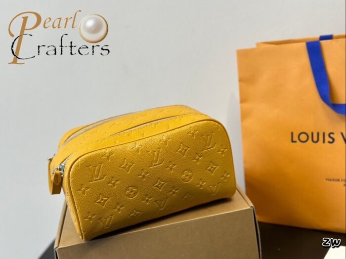 ⁦Louis Vuitton Cosmetics Toiletry Shoulder Bag Handbag⁩ - الصورة ⁦3⁩