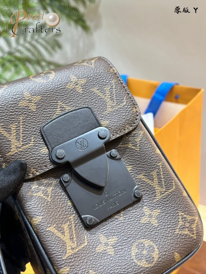 ⁦Louis Vuitton S-LOCK Phone Shoulder Bag Handbag⁩ - الصورة ⁦6⁩