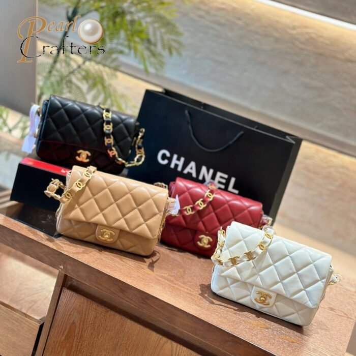 ⁦Chanel Classic handbag with chain strap in Square⁩ - الصورة ⁦9⁩