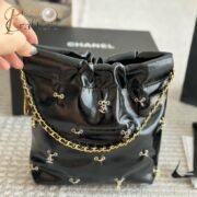 ⁦Chanel 22 garbage Bag Mini Handbag Shiny Lambskin Jewelry Charm Shoulder Bag⁩ - الصورة ⁦4⁩