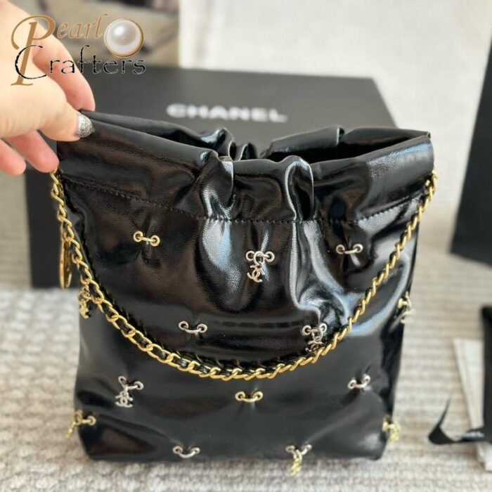 ⁦Chanel 22 garbage Bag Mini Handbag Shiny Lambskin Jewelry Charm Shoulder Bag⁩ - الصورة ⁦4⁩