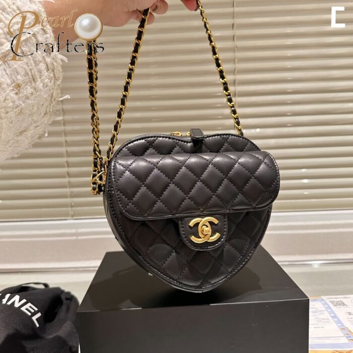 ⁦Chanel  Peach Pericardium Across The Body Bag⁩ - الصورة ⁦3⁩