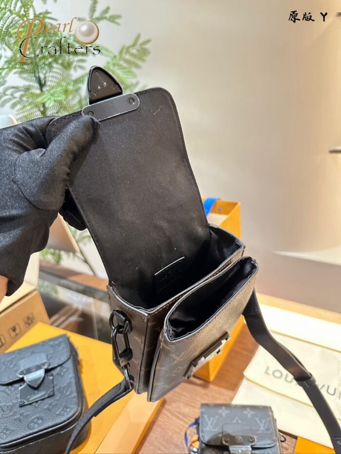 ⁦Louis Vuitton S-LOCK Phone Shoulder Bag Handbag⁩ - الصورة ⁦9⁩