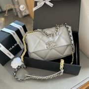 ⁦CHANEL 19 Flap Bag Chain Strap Shoulder Bag 0⁩ - الصورة ⁦3⁩
