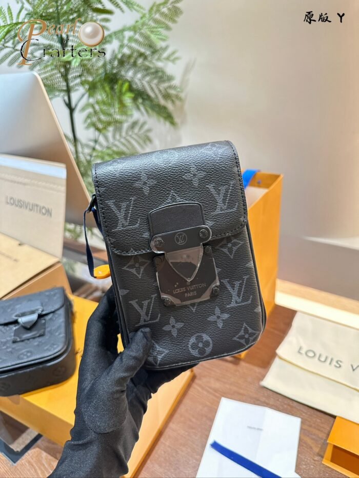 ⁦Louis Vuitton S-LOCK Phone Shoulder Bag Handbag⁩ - الصورة ⁦3⁩