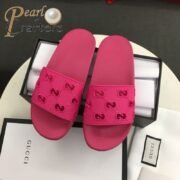 ⁦Gucci Womns GG Slide Rubber Sandals 573922⁩ - الصورة ⁦6⁩