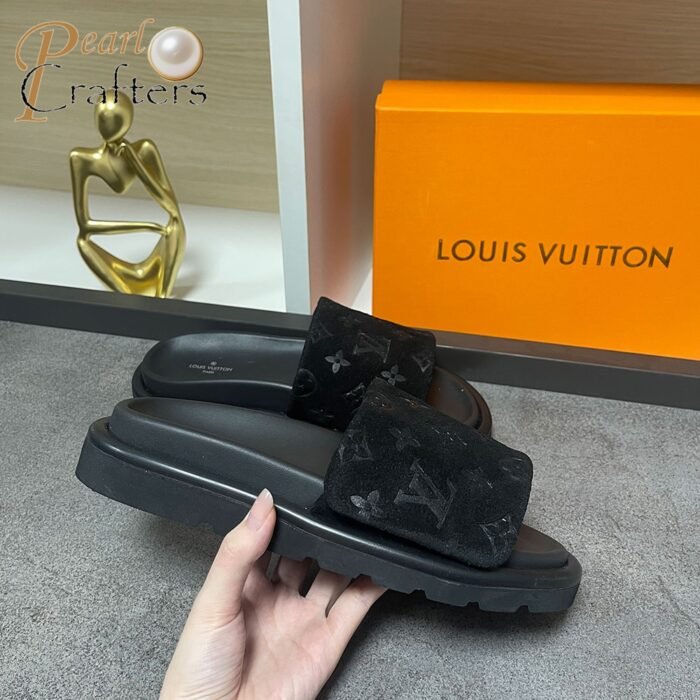 ⁦Louis Vuitton LV Pool Pillow Fabric Flat Slide  Sandals⁩ - الصورة ⁦5⁩