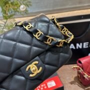 ⁦Chanel Classic handbag with chain strap in Square⁩ - الصورة ⁦4⁩