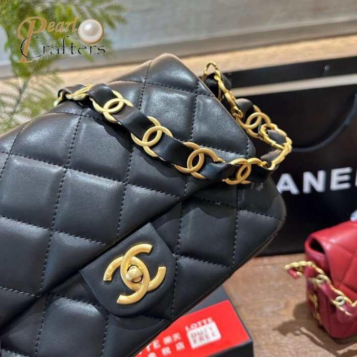 ⁦Chanel Classic handbag with chain strap in Square⁩ - الصورة ⁦4⁩