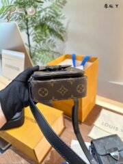 ⁦Louis Vuitton S-LOCK Phone Shoulder Bag Handbag⁩ - الصورة ⁦4⁩