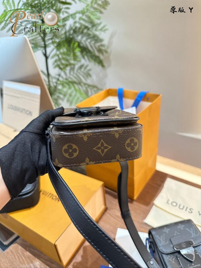 ⁦Louis Vuitton S-LOCK Phone Shoulder Bag Handbag⁩ - الصورة ⁦4⁩