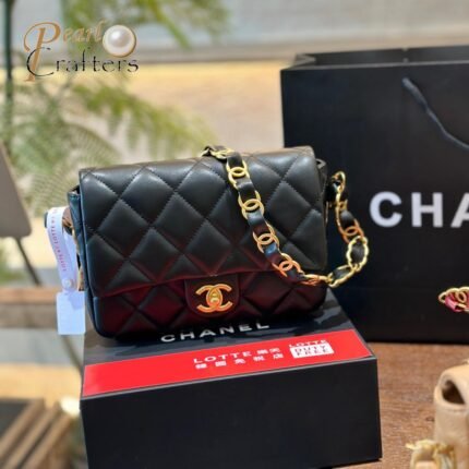 Chanel Classic handbag with chain strap in Square