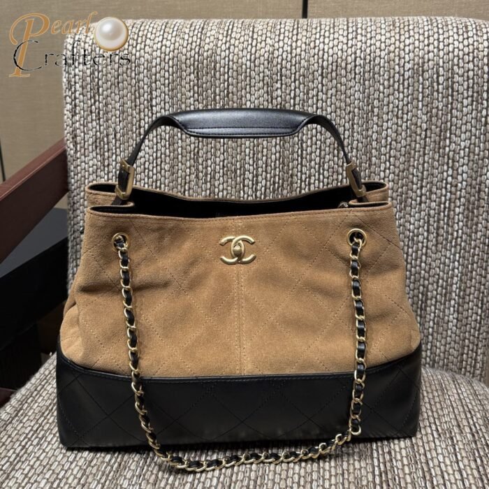 ⁦CHANEL - 25A Black Beige Suede Calfskin  Tote Bag(10a mirror version)⁩ - الصورة ⁦1⁩