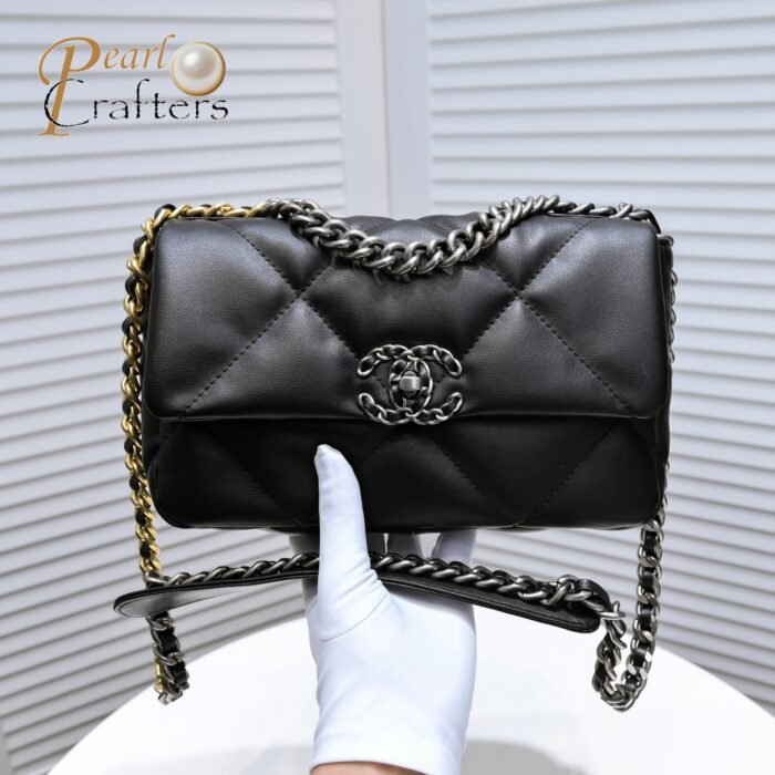 ⁦Chanel Chanel Lambskin Quilted Small 19 Flap Shoulder Bag Handbag⁩ - الصورة ⁦5⁩