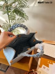 ⁦Louis Vuitton Onthego Denim Shoulder Bag Handbag⁩ - الصورة ⁦5⁩