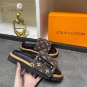 ⁦Louis Vuitton LV Pool Pillow Fabric Flat Slide  Sandals⁩ - الصورة ⁦4⁩