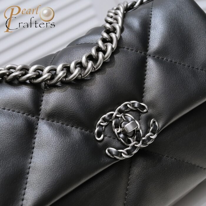 ⁦Chanel Chanel Lambskin Quilted Small 19 Flap Shoulder Bag Handbag⁩ - الصورة ⁦7⁩